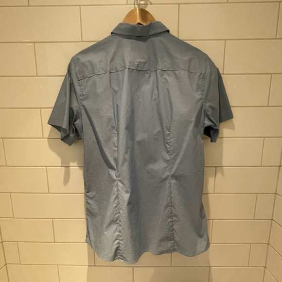 Eddie Bauer Women’s Tall-Large Wrinkle-Free Short Sleeve Shirt-Light Blue - Picture 2 of 4